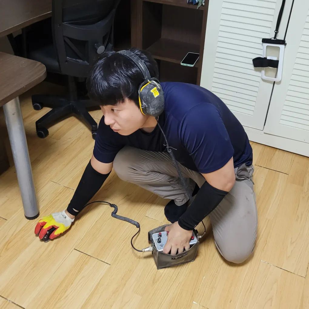 합정동 상수동 오피스텔 방바닥을 청음식 탐지기로 탐지하는 모습
