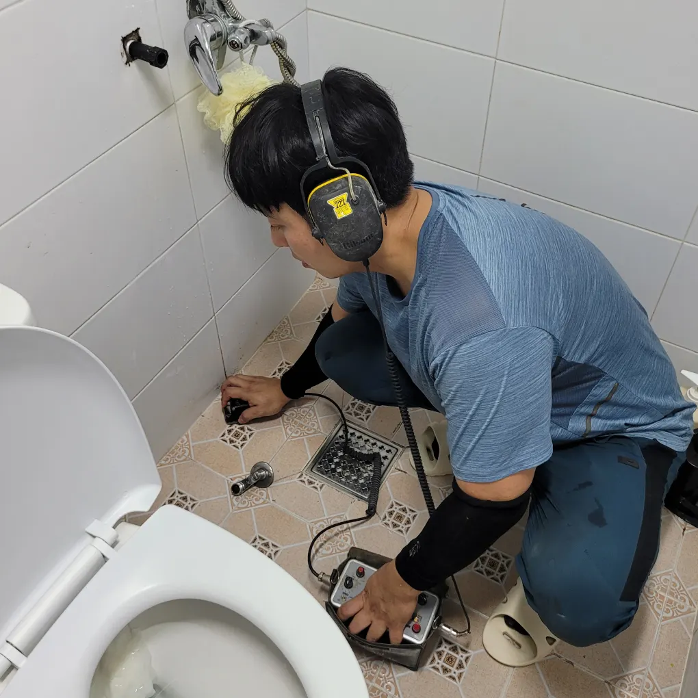 연희동 연남동 빌라 화장실 변기 옆 바닥을 청음식 탐지기로 탐지하는 모습